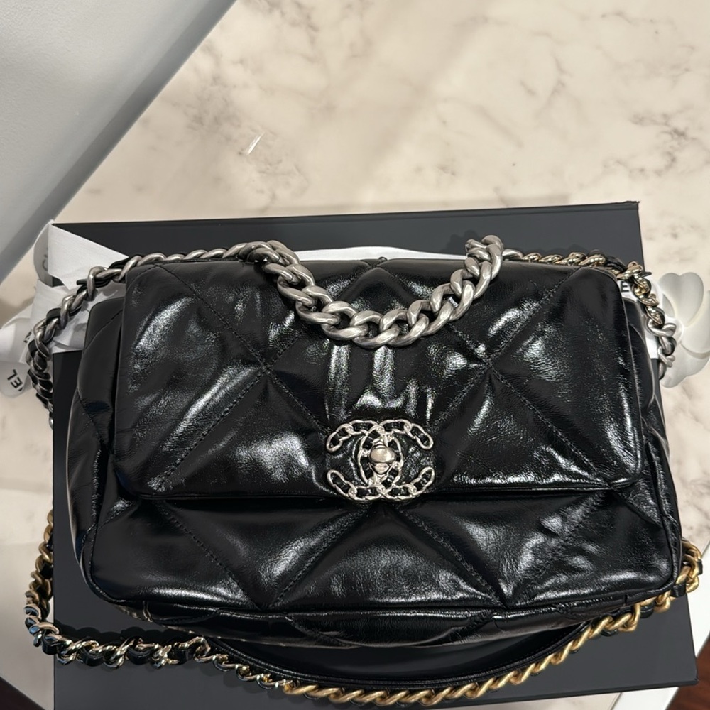 Chanel 19 medium flap bag!Chic Black Quilted Chain Bag. Authentic